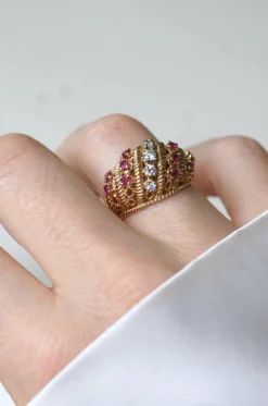 Bague Boule torsade or jaune, diamants et rubis