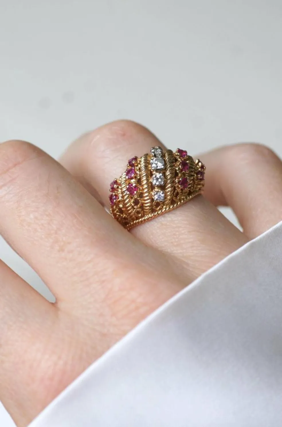Bague Boule torsade or jaune, diamants et rubis