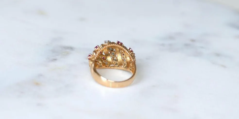 Bague Boule torsade or jaune, diamants et rubis