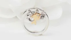 Bague breloques en or blanc et diamants