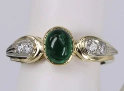 Bague cabochon émeraudes et diamants en or jaune