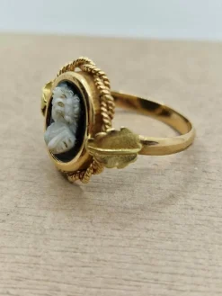 Bague camée vintage en or jaune des années 1960