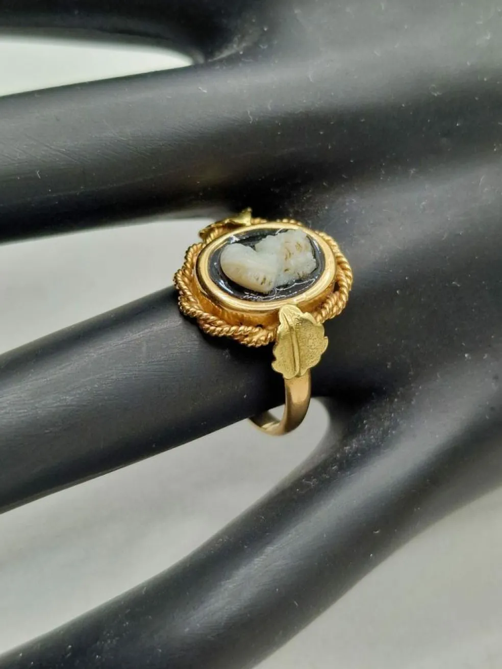 Bague camée vintage en or jaune des années 1960