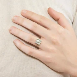 Bague chaton carré, or gris et diamants