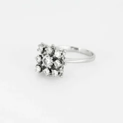 Bague chaton carré, or gris et diamants