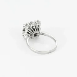 Bague chaton carré, or gris et diamants