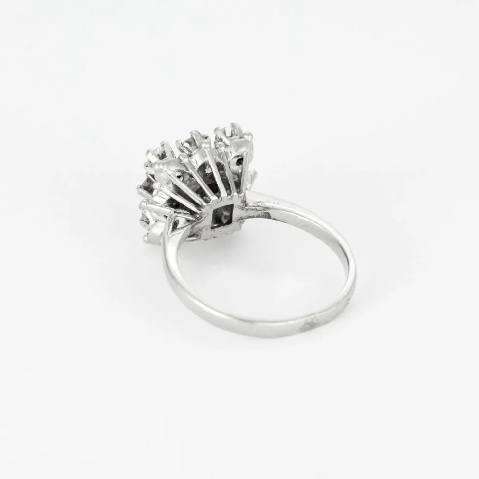 Bague chaton carré, or gris et diamants