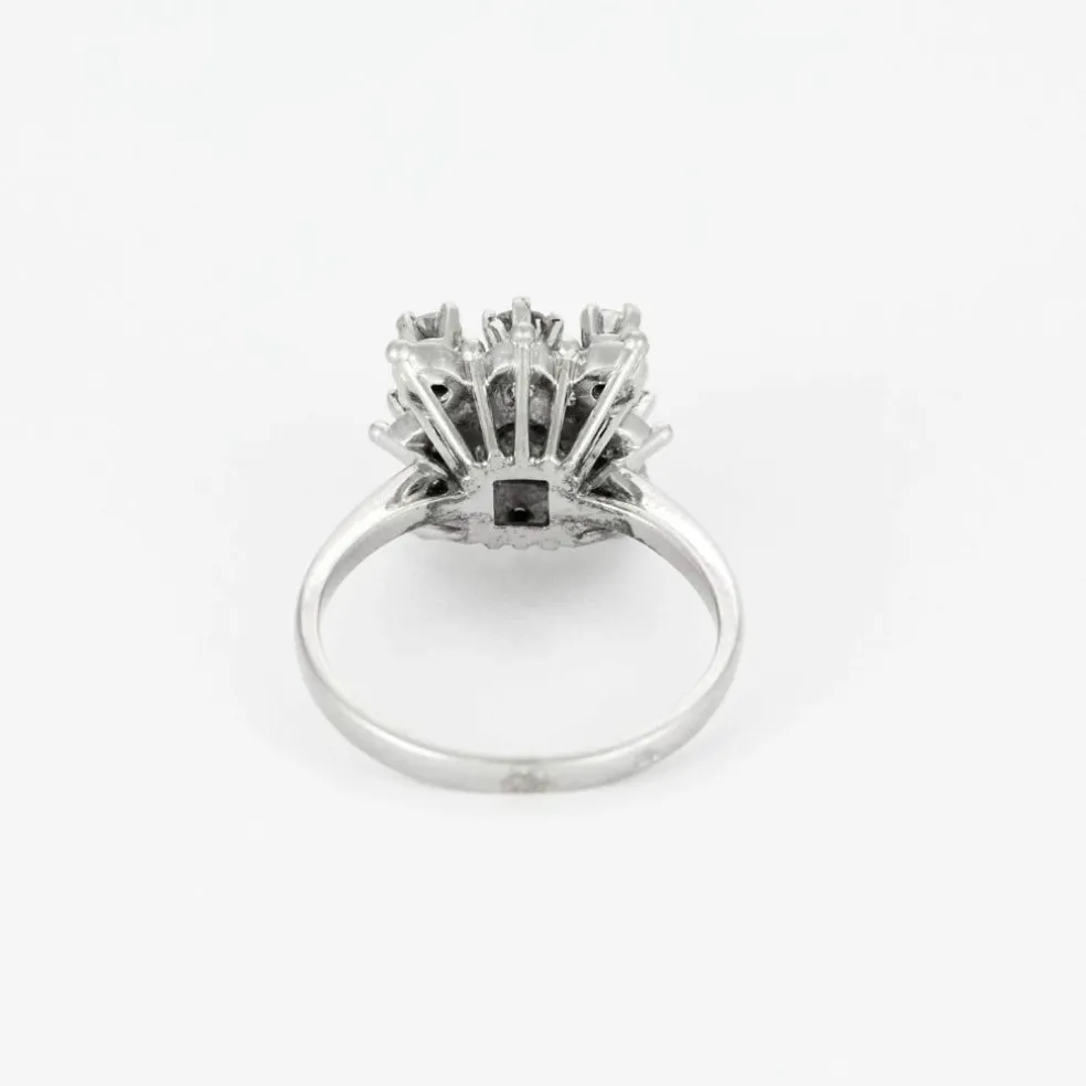 Bague chaton carré, or gris et diamants
