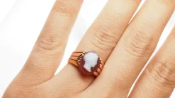 Bague chevalière années 50 en or rose et camée