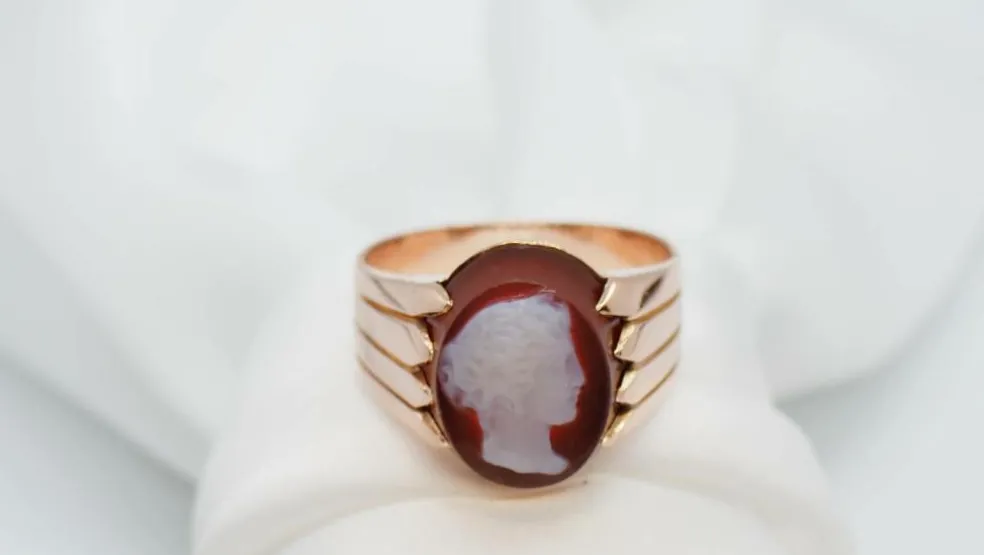 Bague chevalière années 50 en or rose et camée