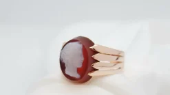 Bague chevalière années 50 en or rose et camée