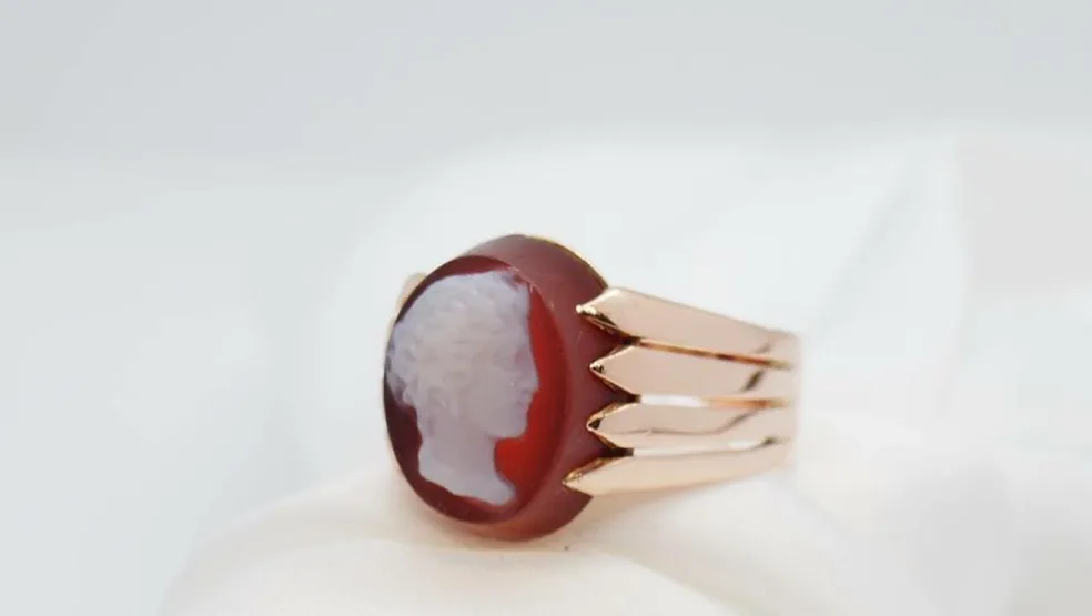 Bague chevalière années 50 en or rose et camée