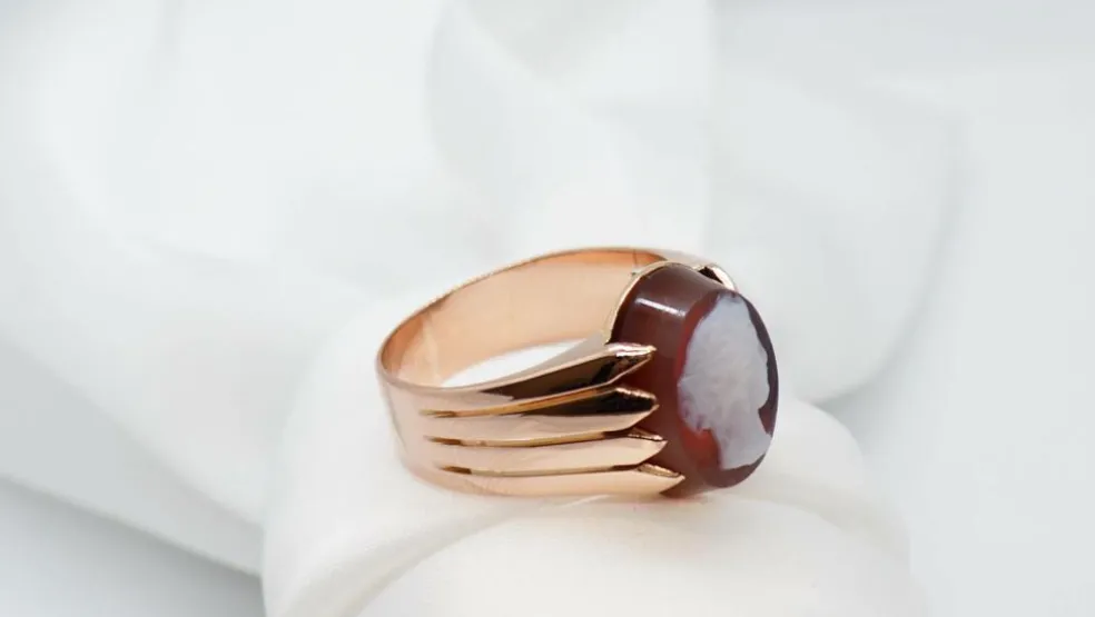 Bague chevalière années 50 en or rose et camée