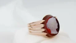 Bague chevalière années 50 en or rose et camée