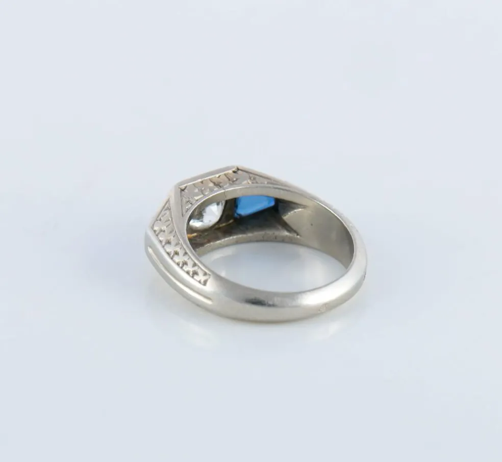 Bague chevalière Art Déco, diamant et saphirs
