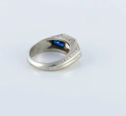 Bague chevalière Art Déco, diamant et saphirs