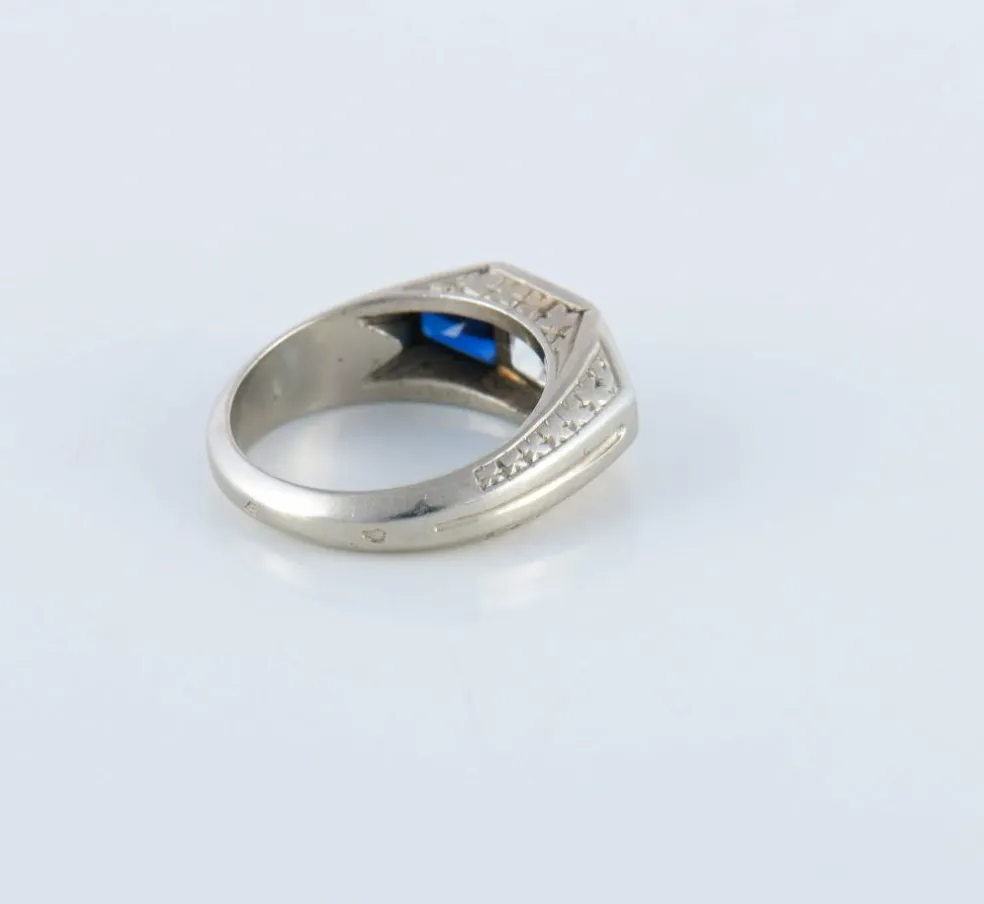 Bague chevalière Art Déco, diamant et saphirs