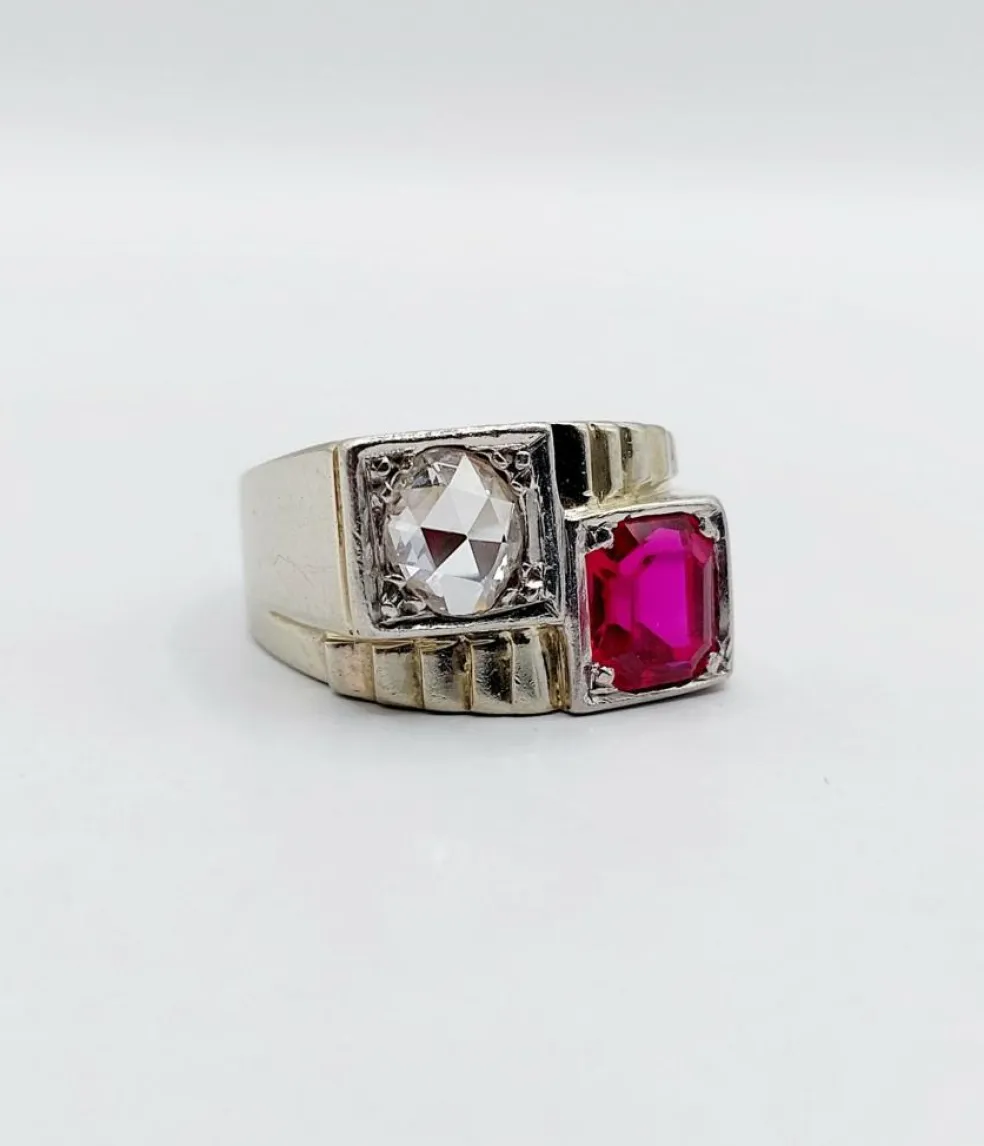 Bague chevalière art deco or blanc 18k et platine ornée d'un diamant taille rose et d'un rubis synthétique