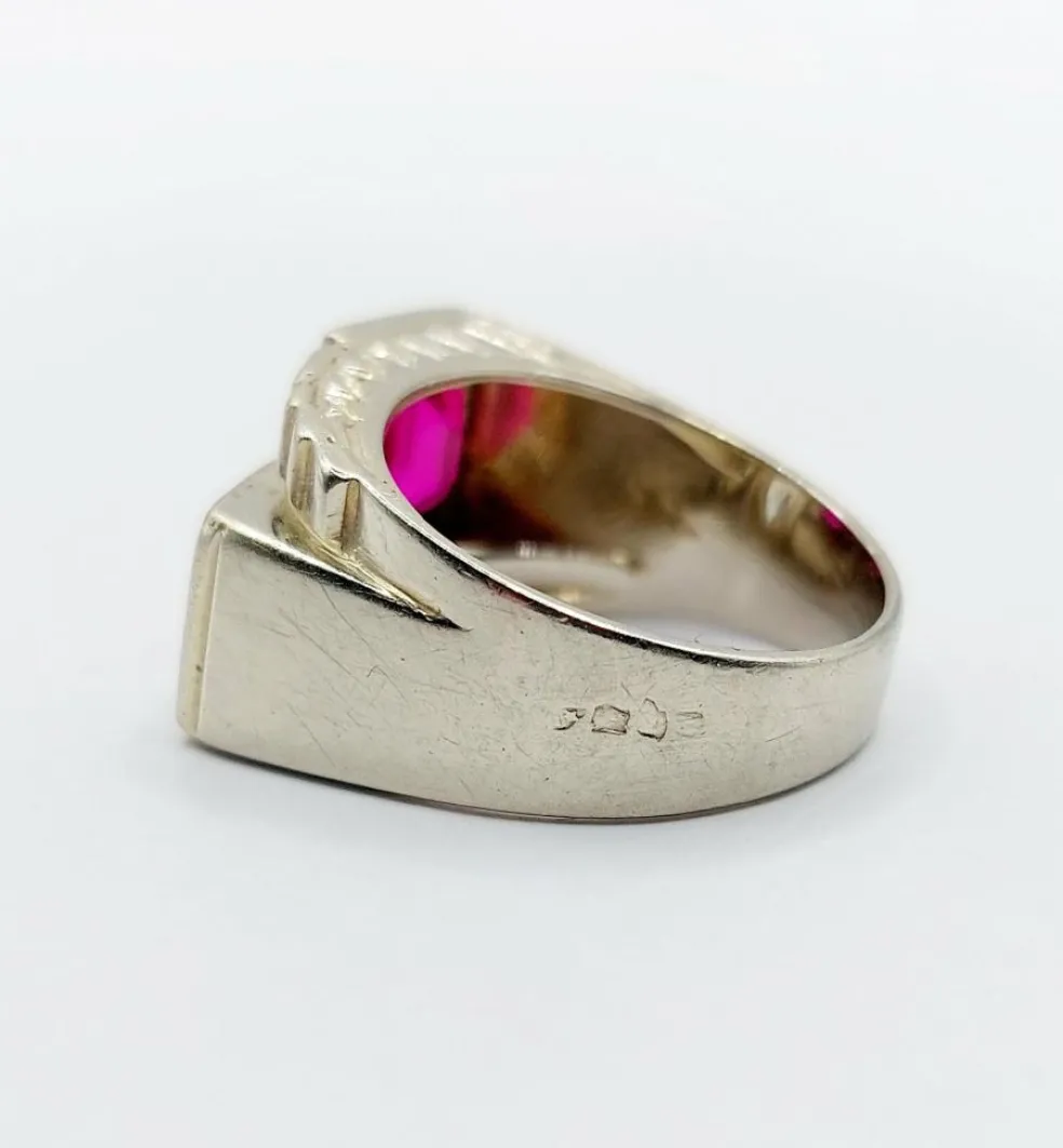Bague chevalière art deco or blanc 18k et platine ornée d'un diamant taille rose et d'un rubis synthétique