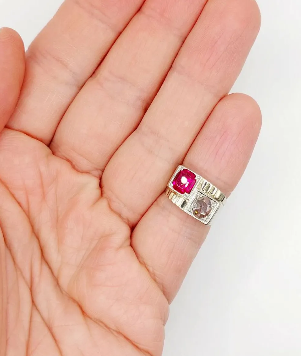 Bague chevalière art deco or blanc 18k et platine ornée d'un diamant taille rose et d'un rubis synthétique