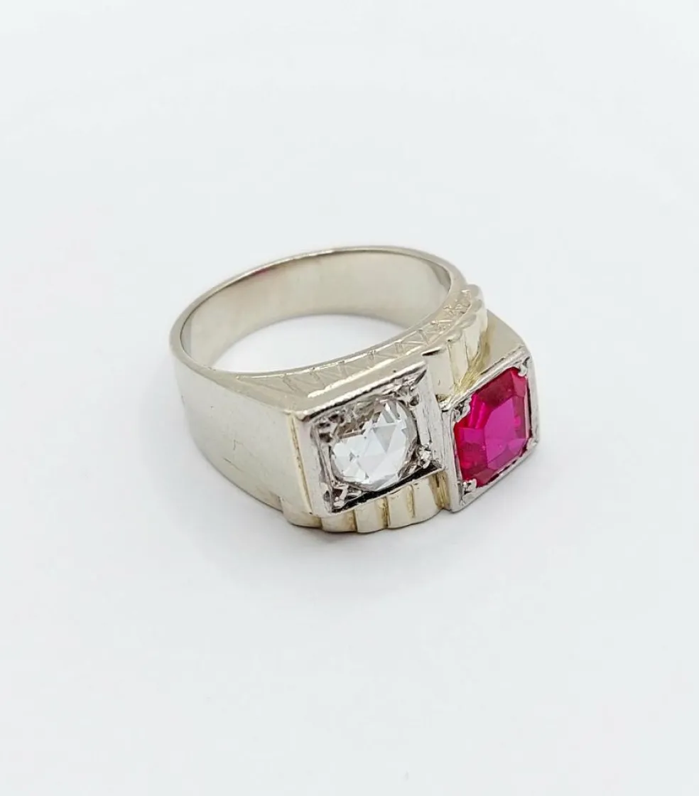 Bague chevalière art deco or blanc 18k et platine ornée d'un diamant taille rose et d'un rubis synthétique