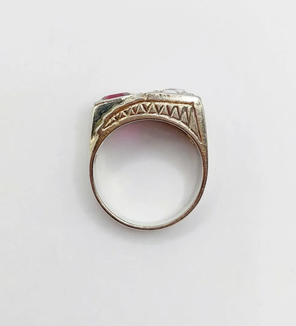 Bague chevalière art deco or blanc 18k et platine ornée d'un diamant taille rose et d'un rubis synthétique