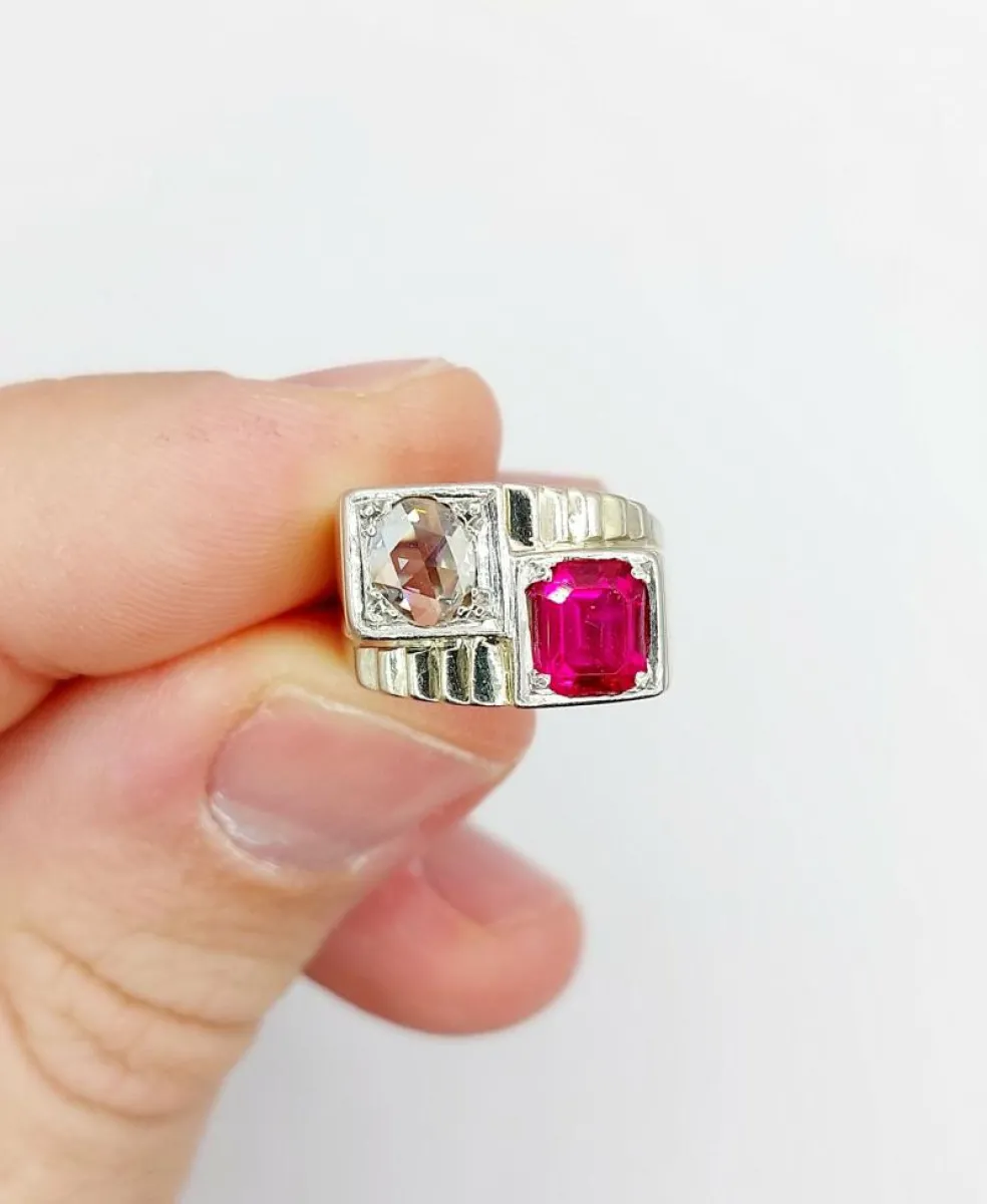 Bague chevalière art deco or blanc 18k et platine ornée d'un diamant taille rose et d'un rubis synthétique