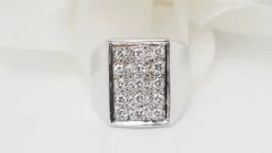 Bague chevalière en or blanc et diamants