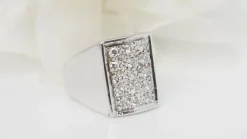 Bague chevalière en or blanc et diamants