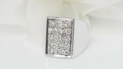 Bague chevalière en or blanc et diamants
