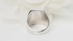 Bague chevalière en or blanc et diamants