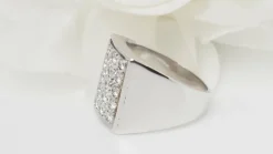 Bague chevalière en or blanc et diamants