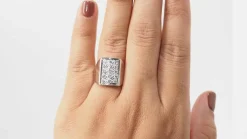 Bague chevalière en or blanc et diamants