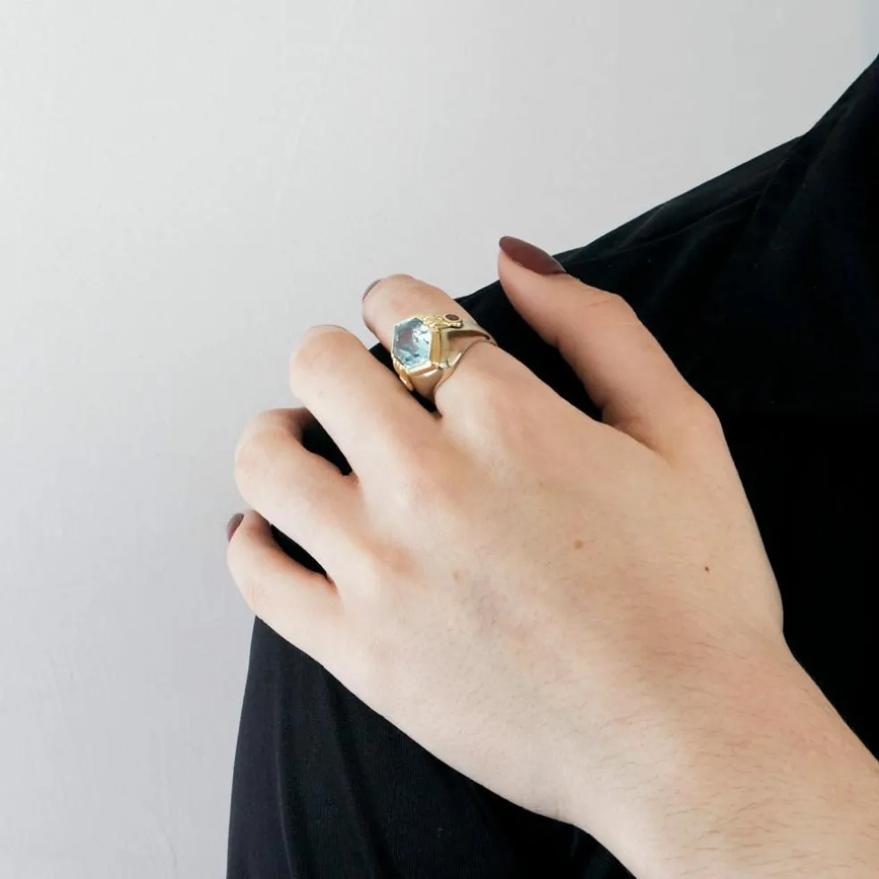 Bague chevalière en or gris topaze bleue et rubis
