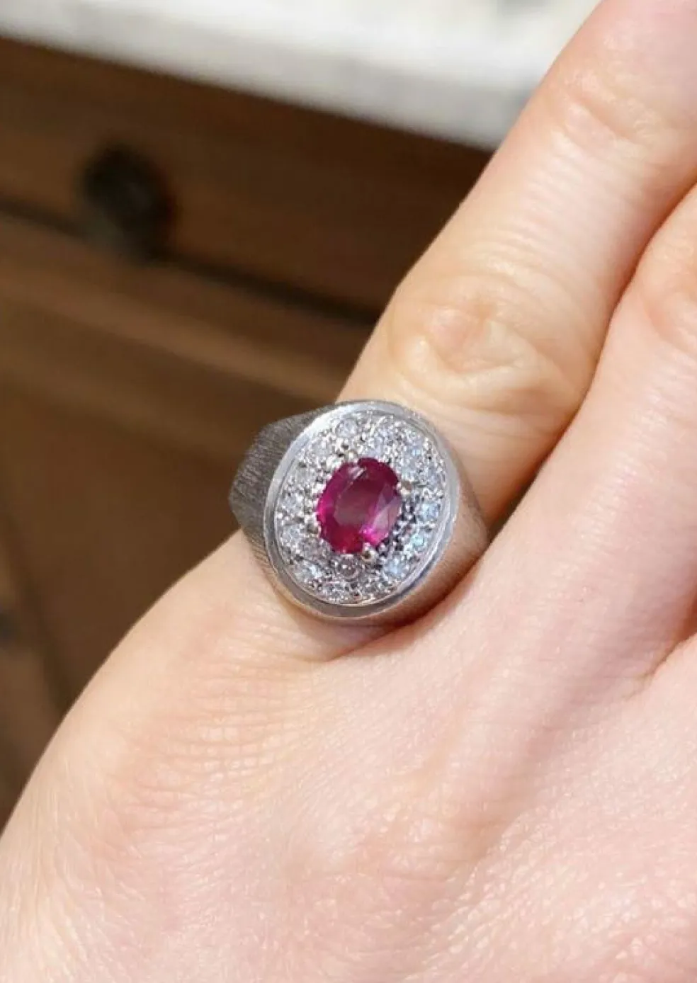 Bague chevalière en or gris 18k rubis et diamants