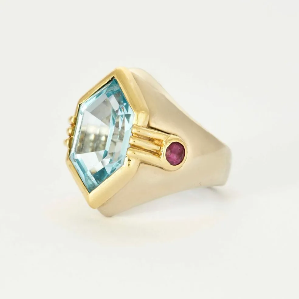 Bague chevalière en or gris topaze bleue et rubis