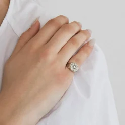 Bague chevalière en or gris et diamants