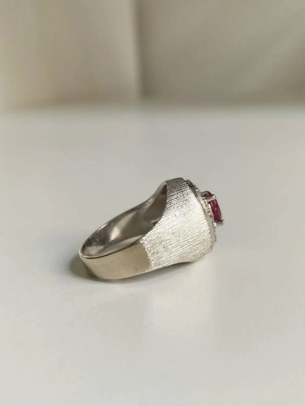Bague chevalière en or gris 18k rubis et diamants