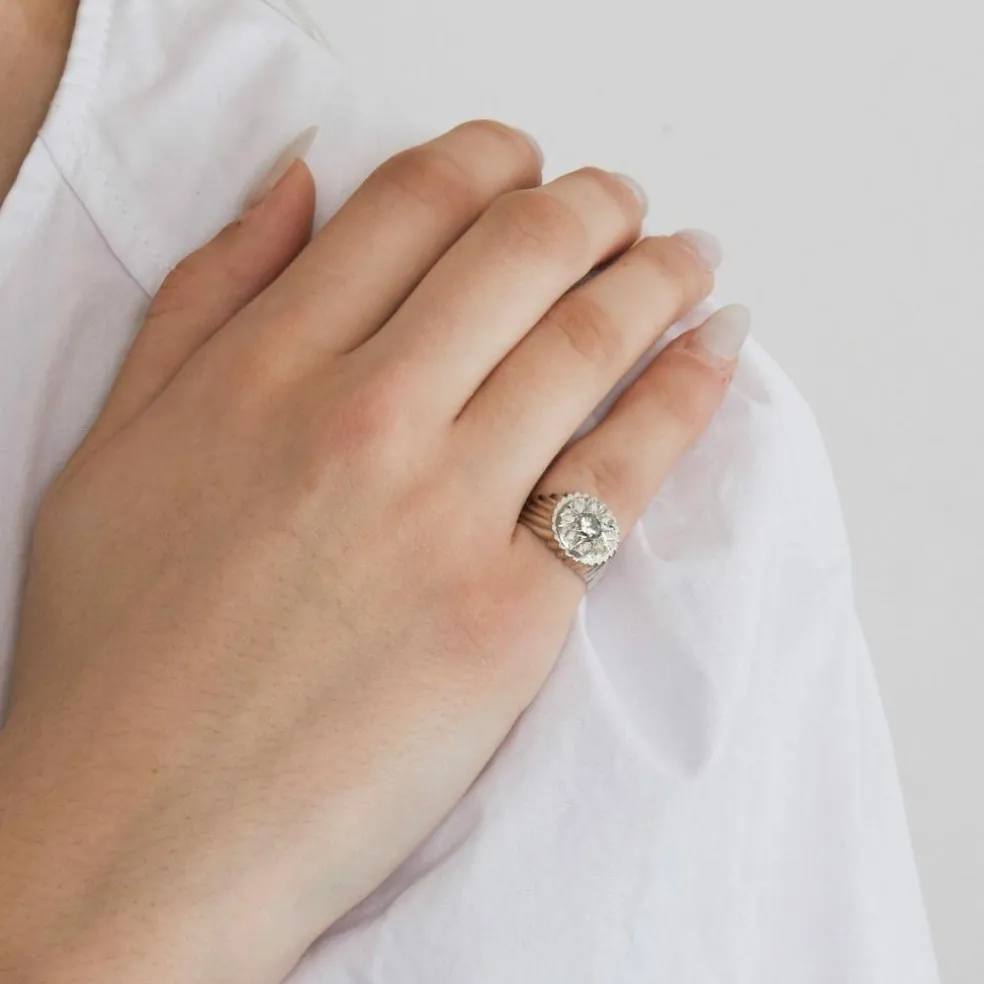 Bague chevalière en or gris et diamants