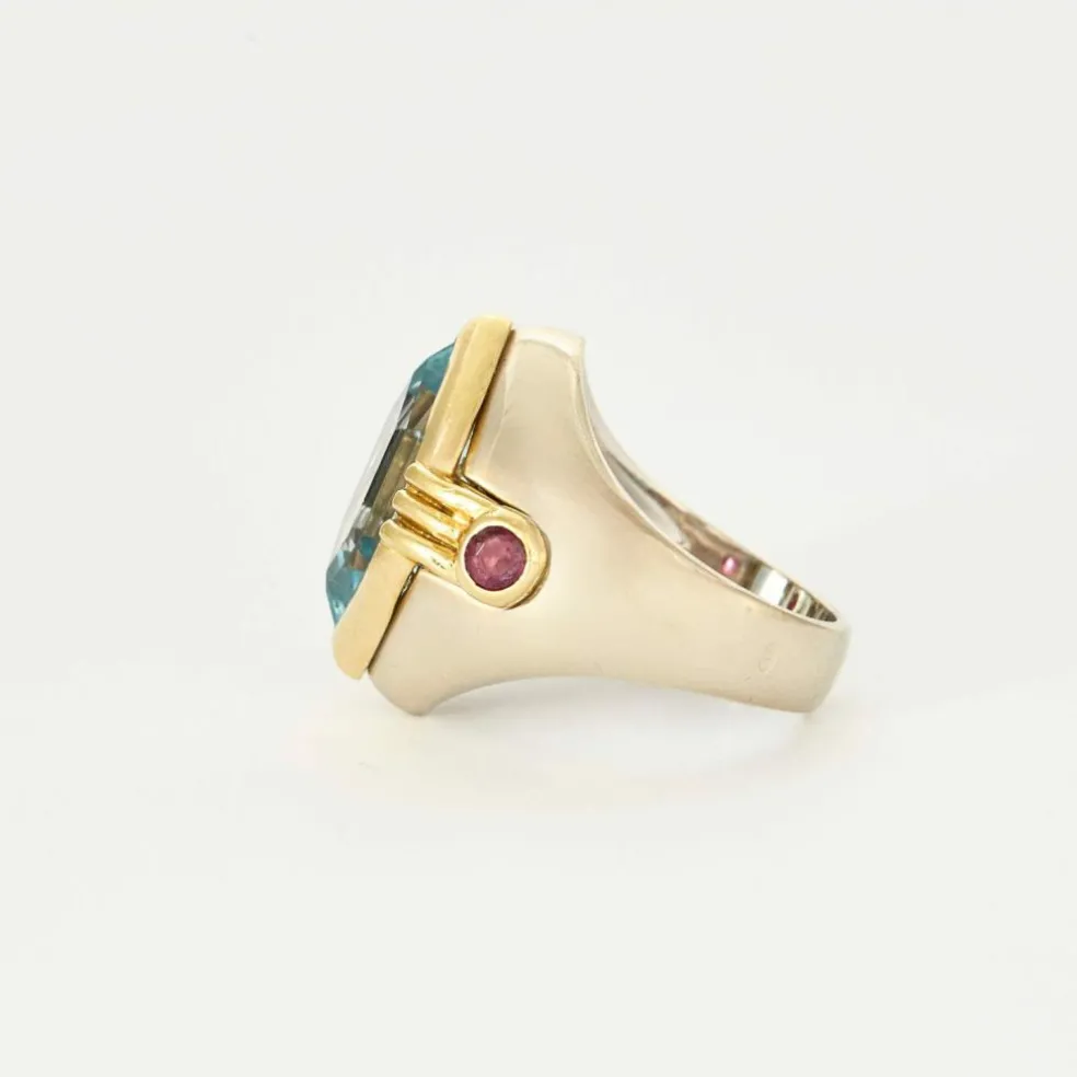 Bague chevalière en or gris topaze bleue et rubis
