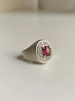 Bague chevalière en or gris 18k rubis et diamants