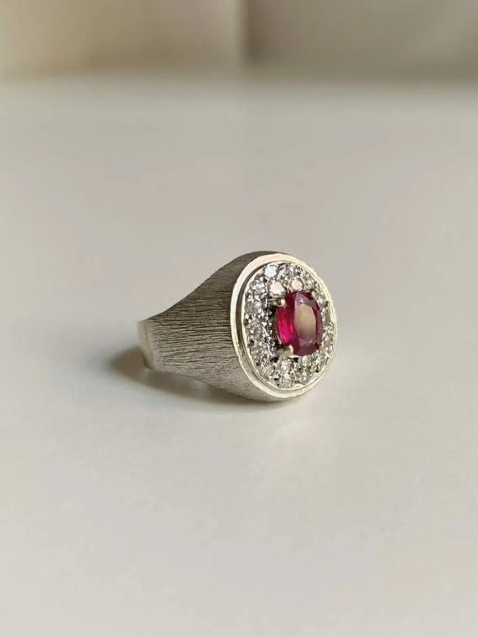 Bague chevalière en or gris 18k rubis et diamants