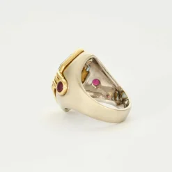 Bague chevalière en or gris topaze bleue et rubis