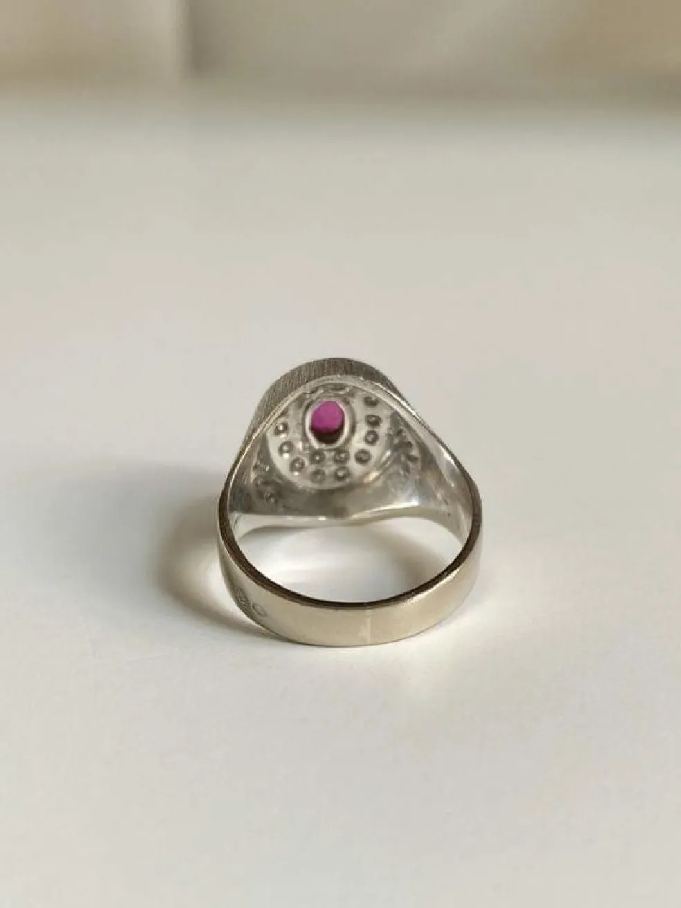 Bague chevalière en or gris 18k rubis et diamants