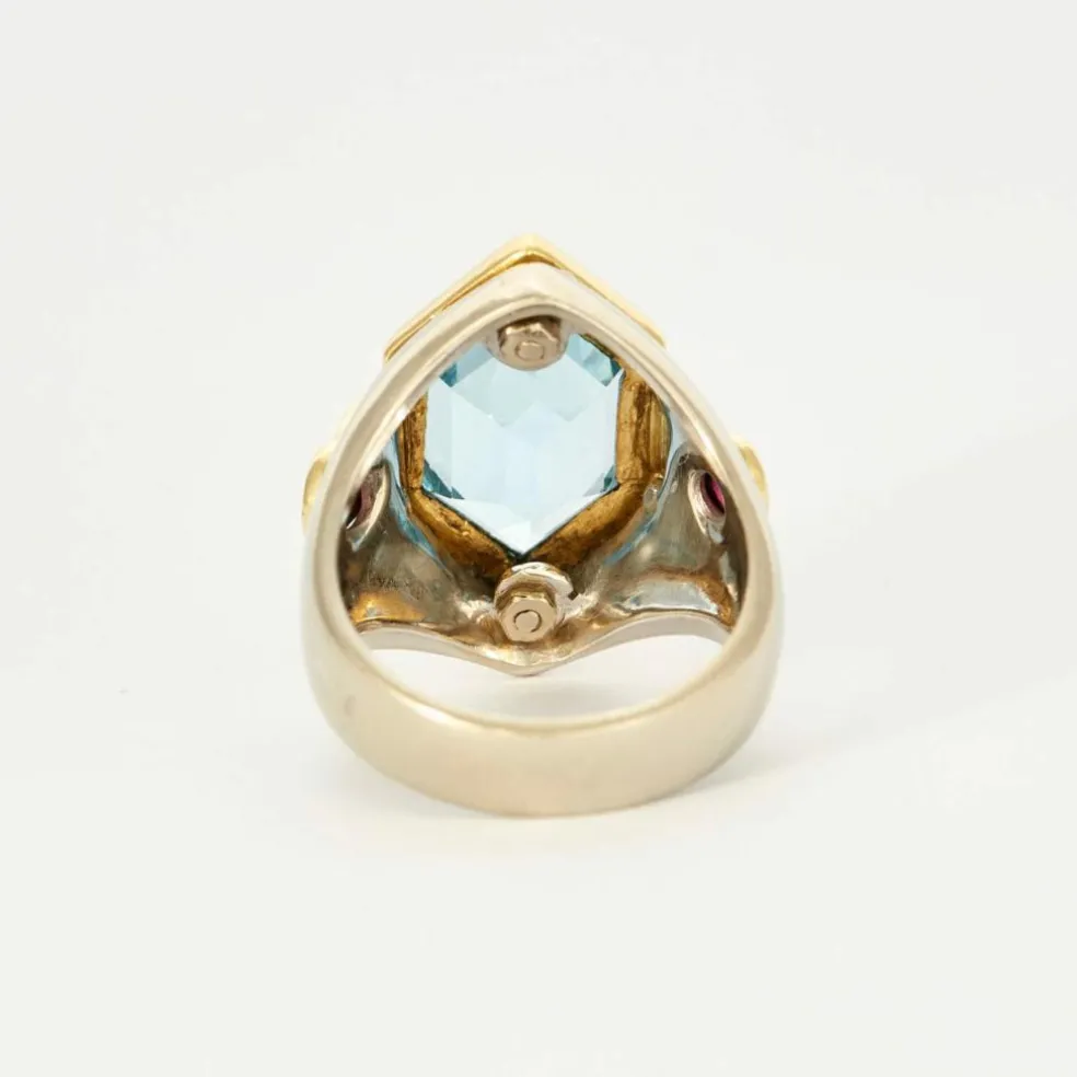 Bague chevalière en or gris topaze bleue et rubis
