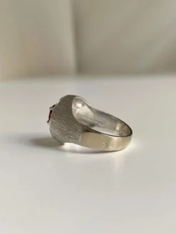 Bague chevalière en or gris 18k rubis et diamants