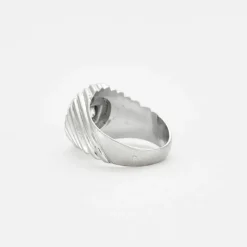 Bague chevalière en or gris et diamants