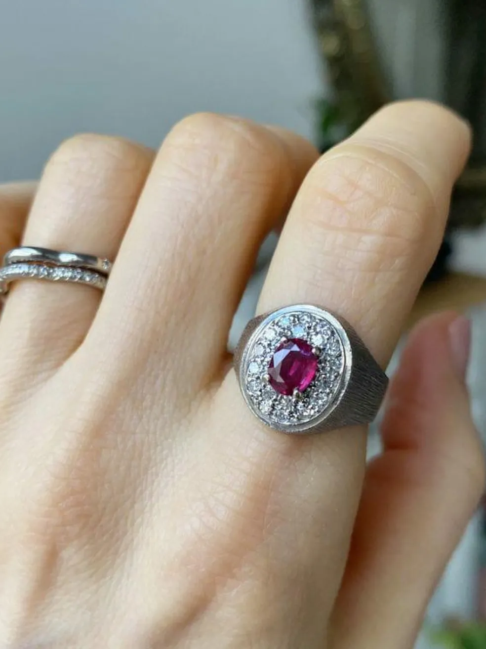 Bague chevalière en or gris 18k rubis et diamants