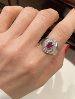 Bague chevalière en or gris 18k rubis et diamants