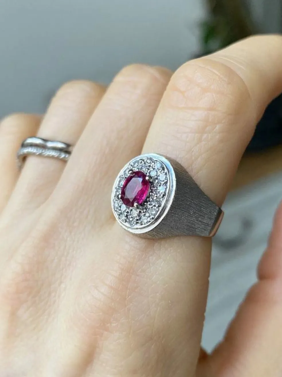 Bague chevalière en or gris 18k rubis et diamants